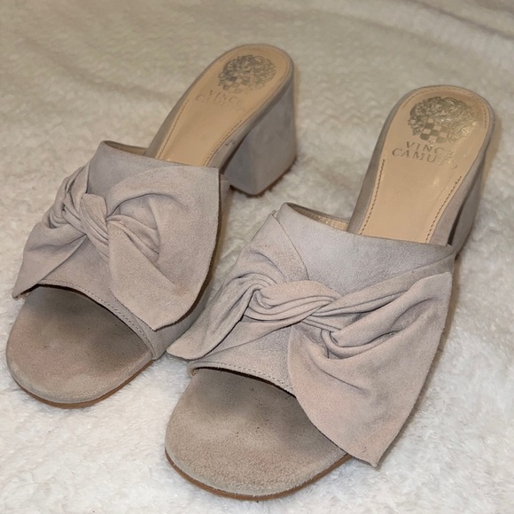 Vince Camuto Womens Beige Tan Neutral Bow Slide Sandals Size 8 Like NEW - Picture 1 of 8